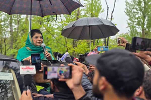 चुने गए तो संसद में जम्मू-कश्मीर की आवाज बनेंगे : महबूबा मुफ्ती